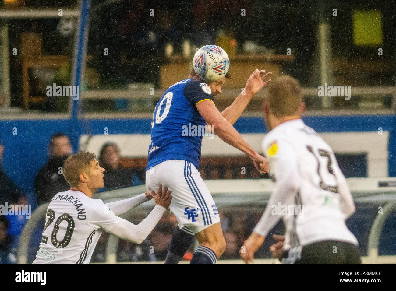 9 novembre 2019, St Andrews, Birmingham, Inghilterra; Sky scommessa campionato, Birmingham City v Fulham : Lukas Jutkiewicz (10) della città di Birmingham capi la palla in heavy rain Credito: Gareth Dalley/news immagini Foto Stock