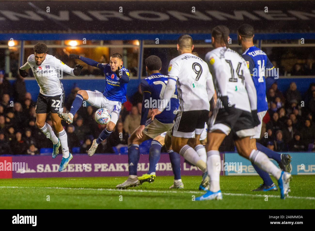 9 novembre 2019, St Andrews, Birmingham, Inghilterra; Sky scommessa campionato, Birmingham City v Fulham : Cyrus Christie (22) di Fulham capi la palla nella zona di pericolo Credit: Gareth Dalley/news immagini Foto Stock