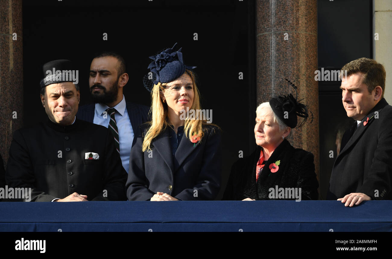 Carrie Symonds (al centro), il partner di primo ministro Boris Johnson, e Catherine Swindley (seconda a destra), la moglie di Commons Speaker Sir Lindsay Hoyle durante il ricordo la domenica il servizio presso il Cenotafio memorial in Whitehall, Londra centrale. Foto Stock