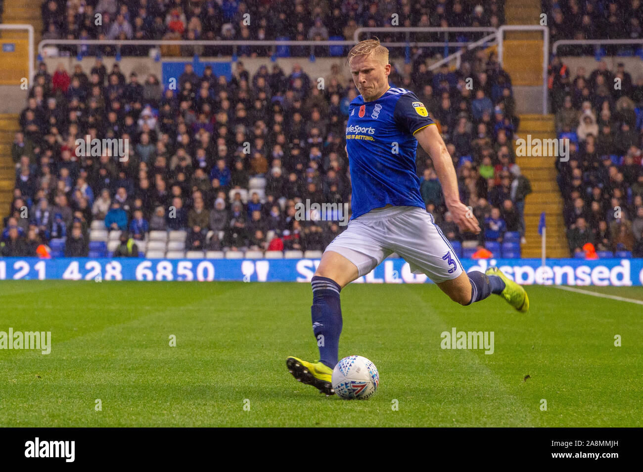 9 novembre 2019, St Andrews, Birmingham, Inghilterra; Sky scommessa campionato, Birmingham City v Fulham : Kristian Pedersen (03) della città di Birmingham attraversa la sfera Credito: Gareth Dalley/news immagini Foto Stock