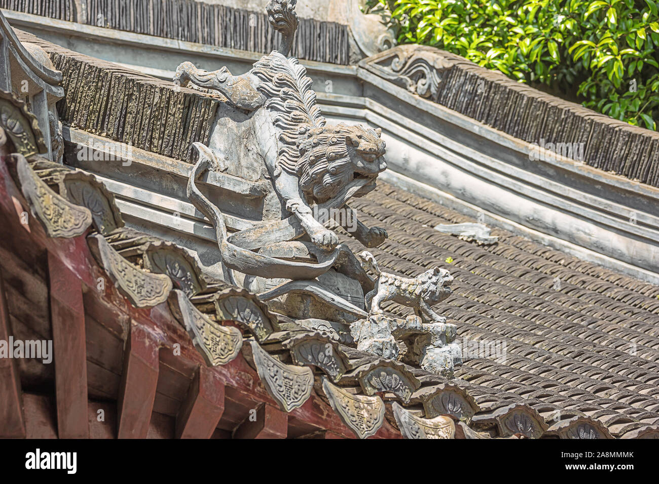 Lion come decorazione sul tetto di un edificio in Il Giardino di Yuyuan a Shanghai Foto Stock