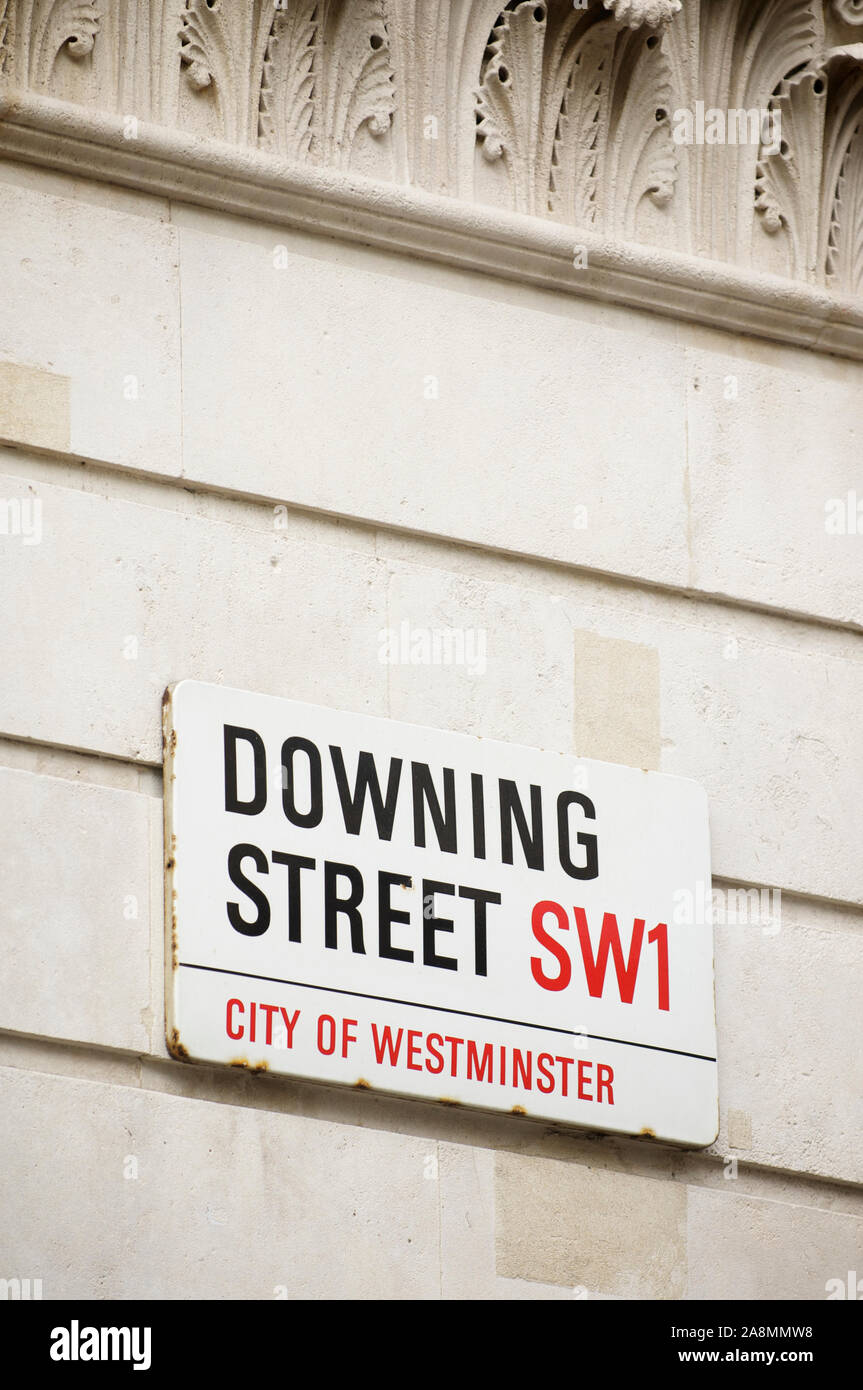 Londra - Giugno 2011: un cartello stradale per Downing Street, dove la residenza del Primo ministro è situato, si blocca su un edificio di Westminster. Foto Stock