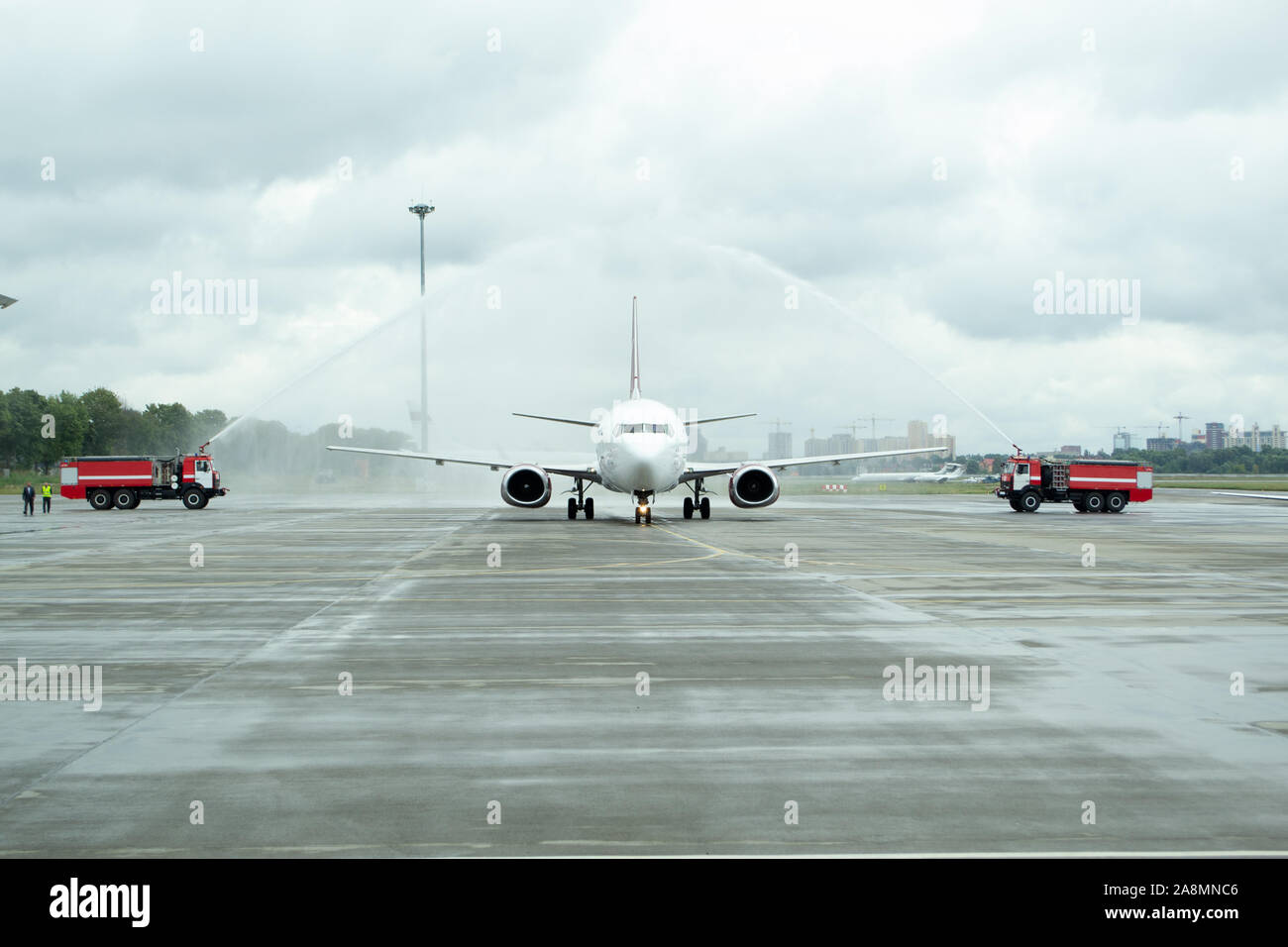 Kiev, Ucraina - 28 agosto 2014: Acqua salutare Fly Vista primo volo. Volo Kiev-Tbilisi. Acqua omaggio per volare Vista primo volo. Foto Stock