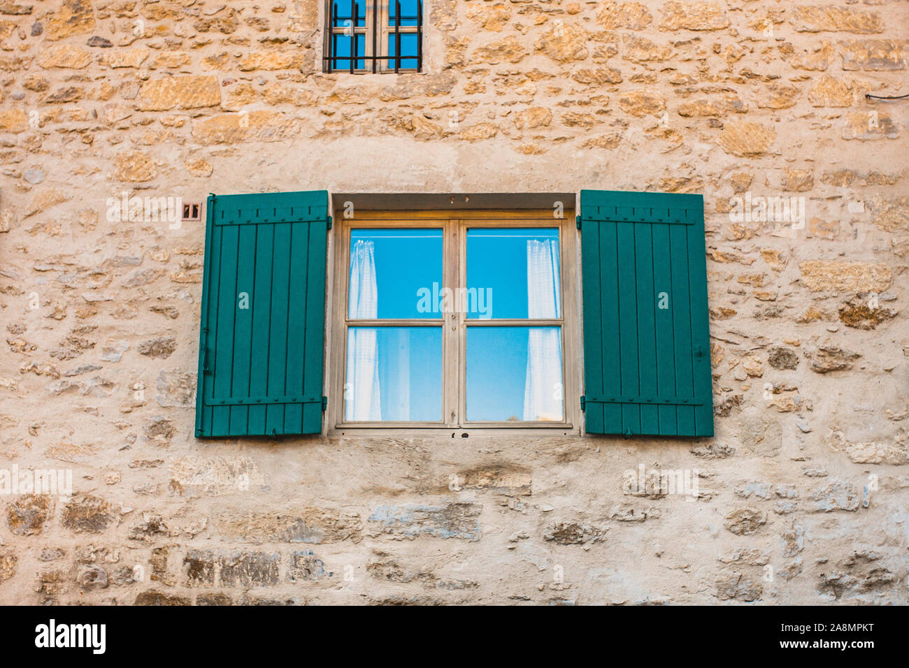 Vecchia finestra con persiane di legno in Provenza - tradizionale design e architettura Foto Stock