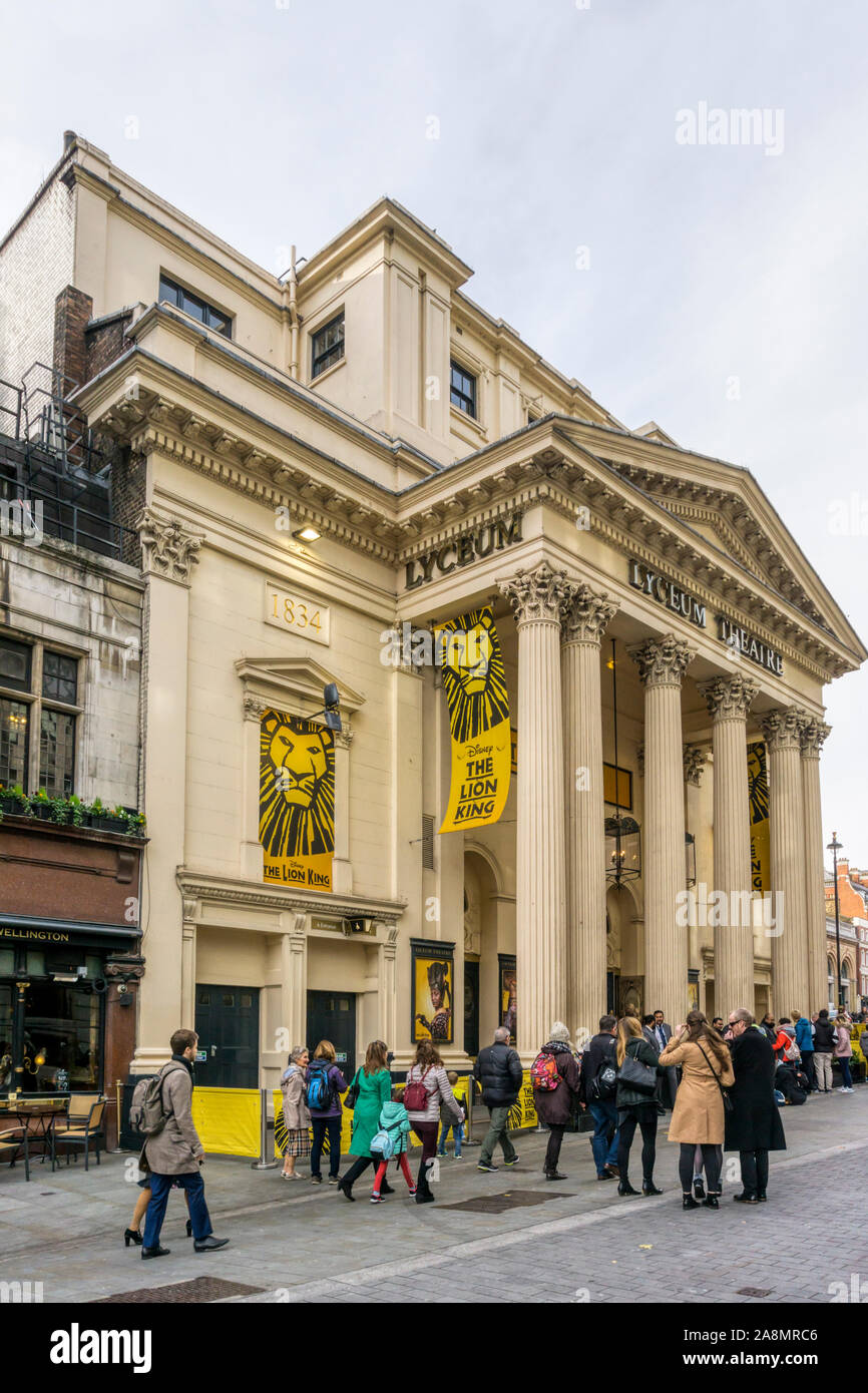 La gente in attesa di vedere The Lion King al Lyceum Theatre nel West End di Londra. Foto Stock