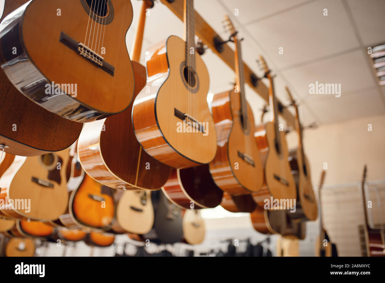 Righe di chitarre acustiche in music store Foto Stock