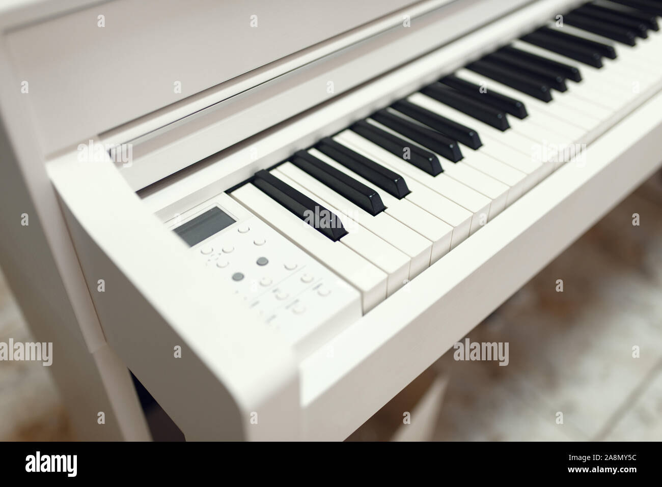 Bianco pianoforte digitale in music store, nessuno Foto Stock