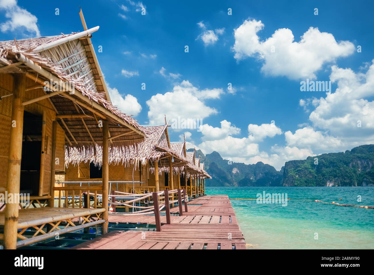 Raft case sulla Lan Cheow lago in Khao Sok National Park Foto Stock