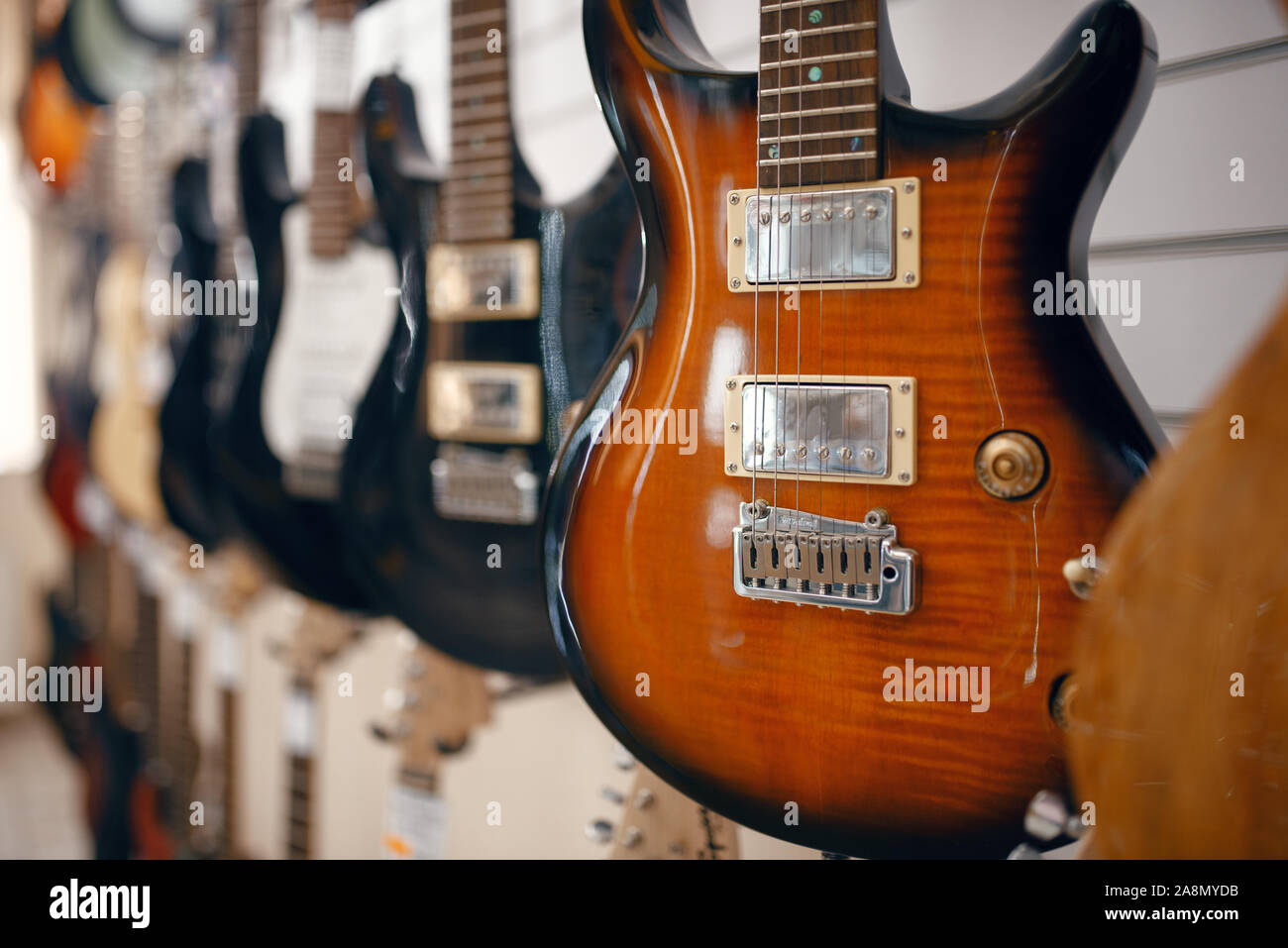 Righe di chitarre elettriche in music store, nessuno Foto Stock