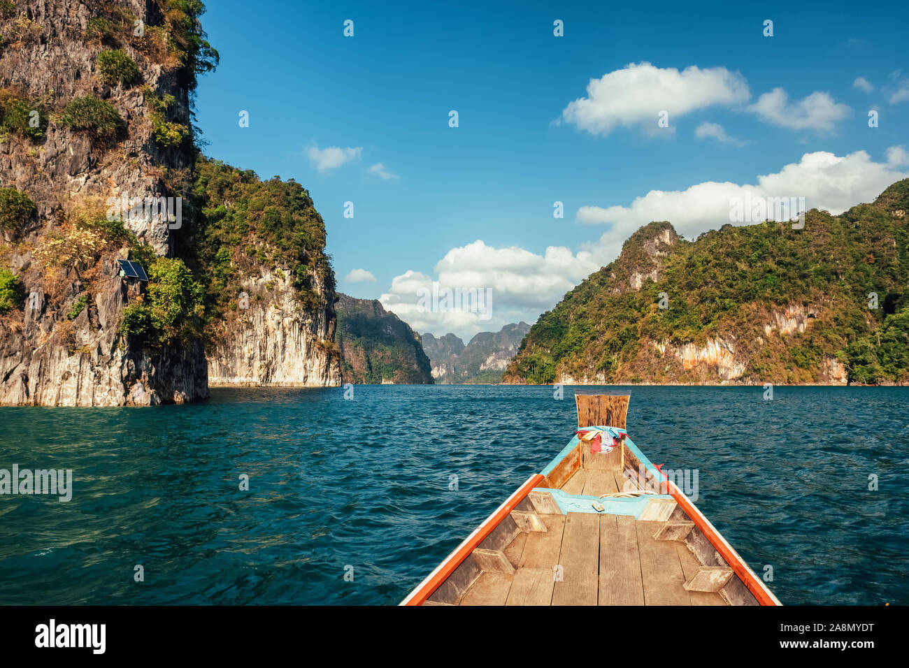 In legno tailandese tradizionale longtail boat sulla Lan Cheow lago in Khao Sok National Park Foto Stock