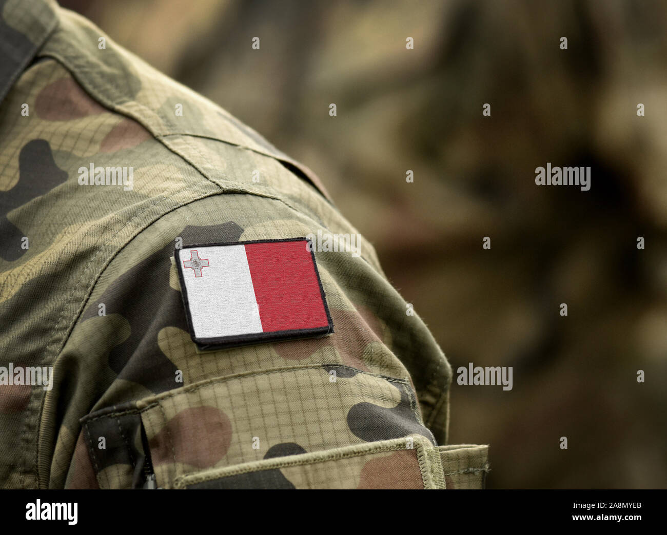 Bandiera di Malta in uniforme militare. Esercito, truppe militari. Collage. Foto Stock