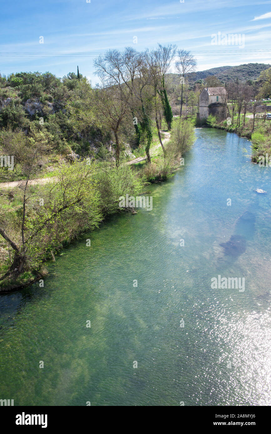 Fiume Gard, vicino Pont du Gard, Francia Foto Stock