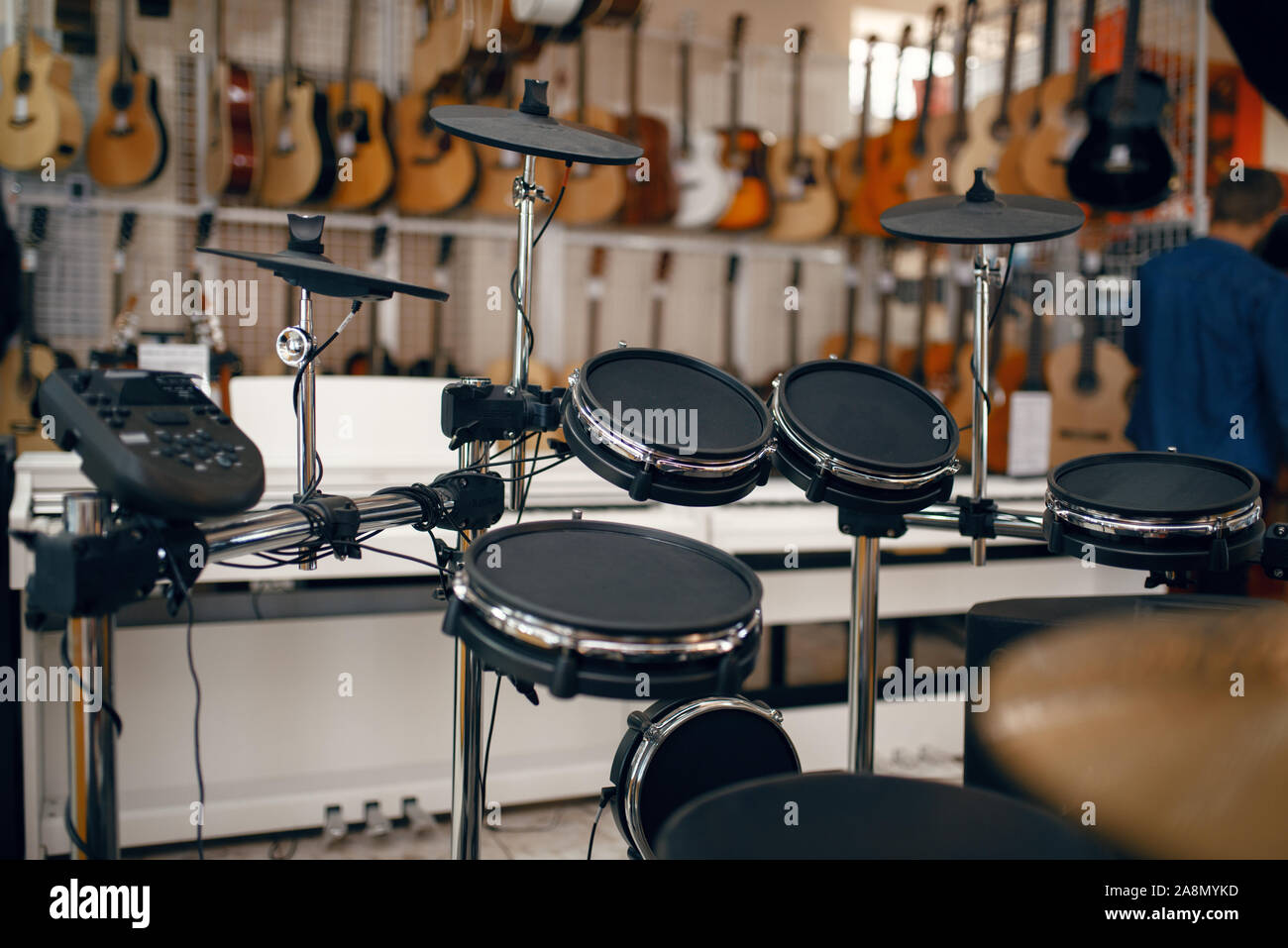 Digital drum set in music store, nessuno Foto Stock