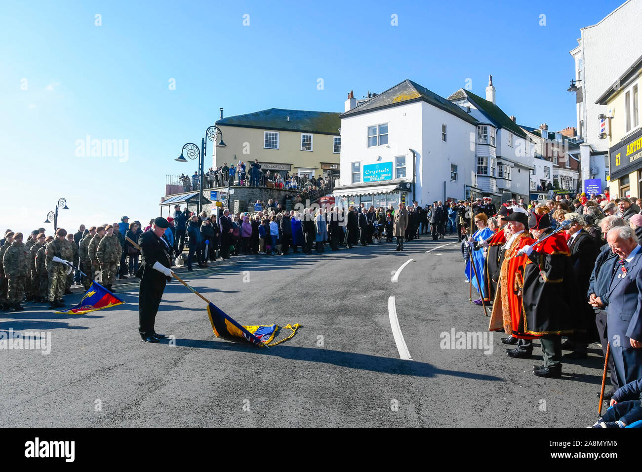 Lyme Regis, Dorset, Regno Unito. Il 10 novembre 2019. Ricordo la domenica a Lyme Regis nel Dorset. Due minuti di silenzio a Cobb Gate. Credito Foto: Graham Hunt/Alamy Live News Foto Stock