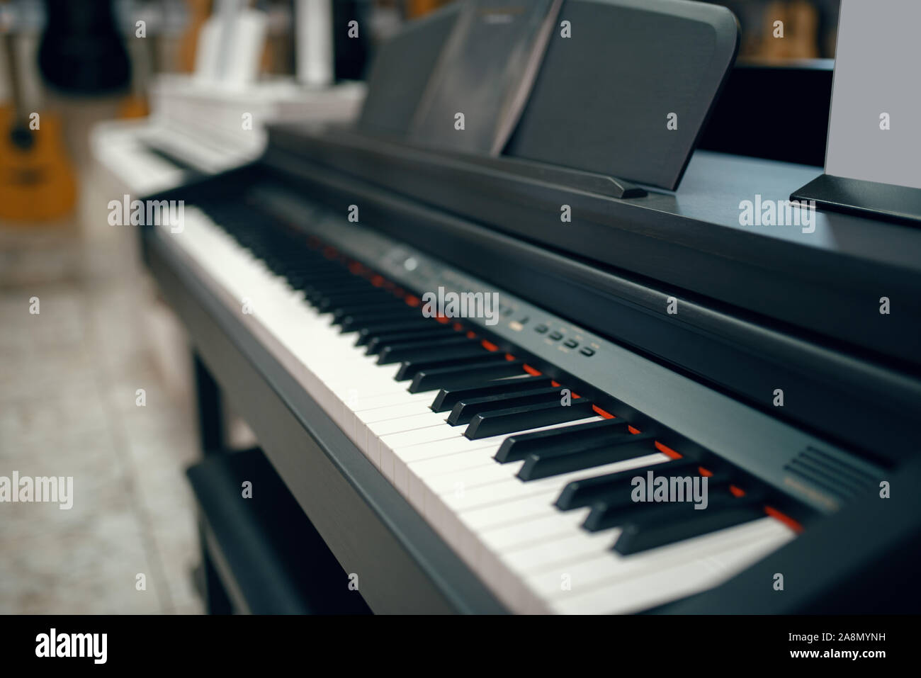 Pianoforte digitale in music store, primo piano tastiera Foto Stock