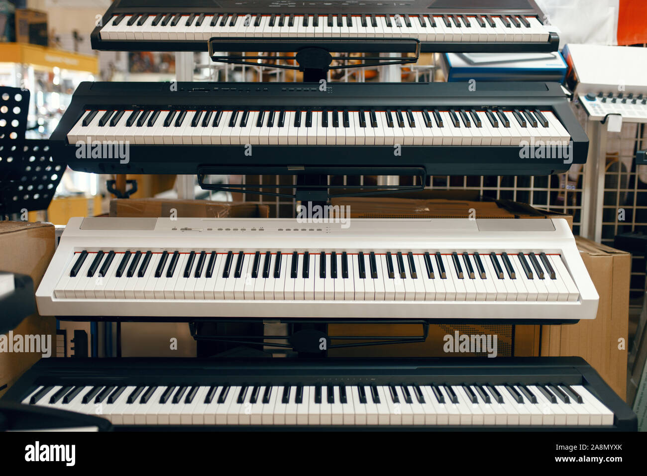 Sintetizzatori digitali sulla vetrina in music store Foto Stock