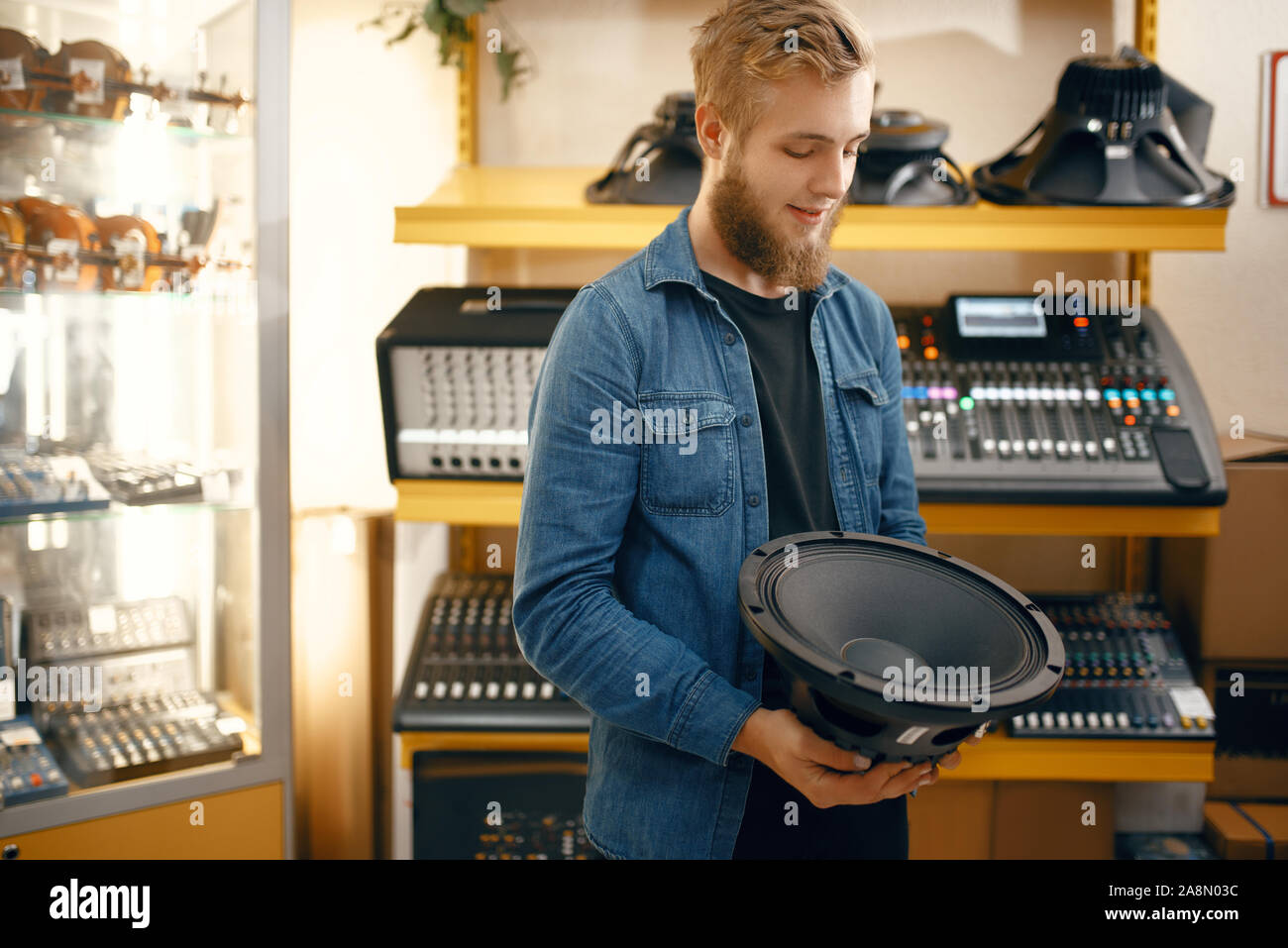 Musicista acquisto altoparlante subwoofer in music store Foto Stock