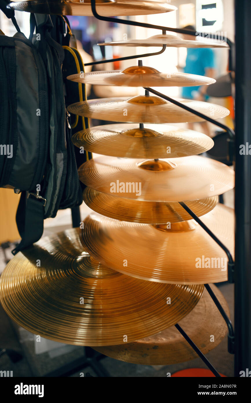 Tamburo di cembali sulla vetrina nel music store, nessuno Foto Stock