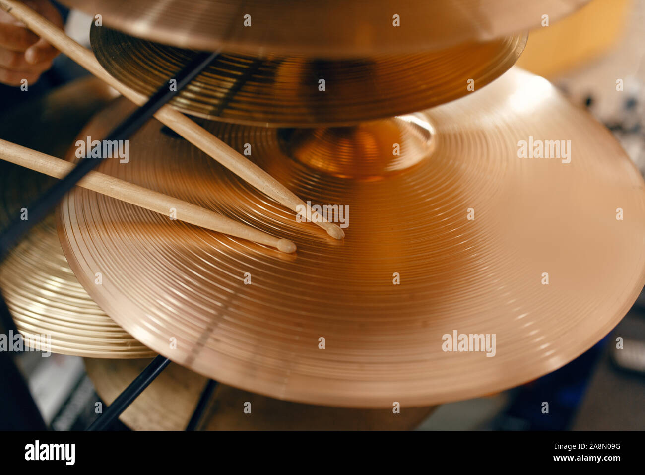 Tamburo di cembali e bacchette in music store Foto Stock