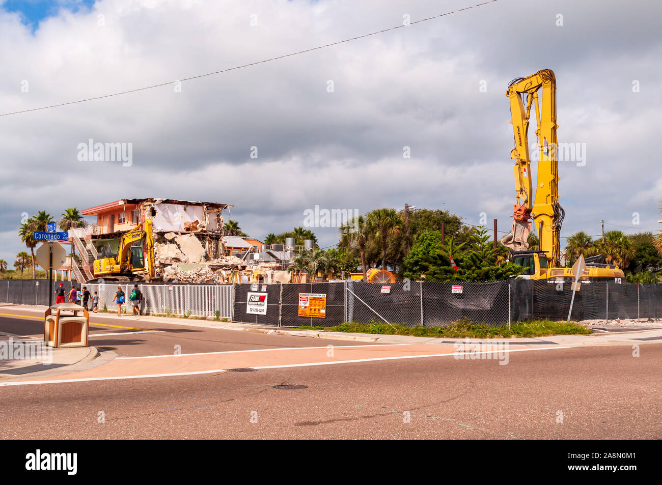 Il cantiere per la costruzione di un vecchio hotel che è demolita in un giorno di caduta, Clearwater Beach, Florida, Stati Uniti d'America Foto Stock