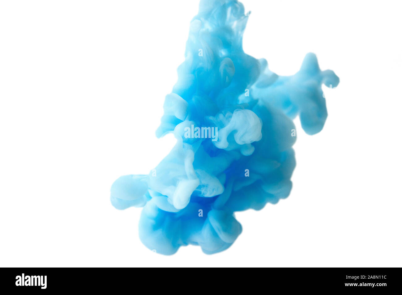Abstract scorre il liquido o l'inchiostro blu in acqua su uno sfondo bianco. Sembra che il fumo o cloud. O a gravità zero. Foto Stock