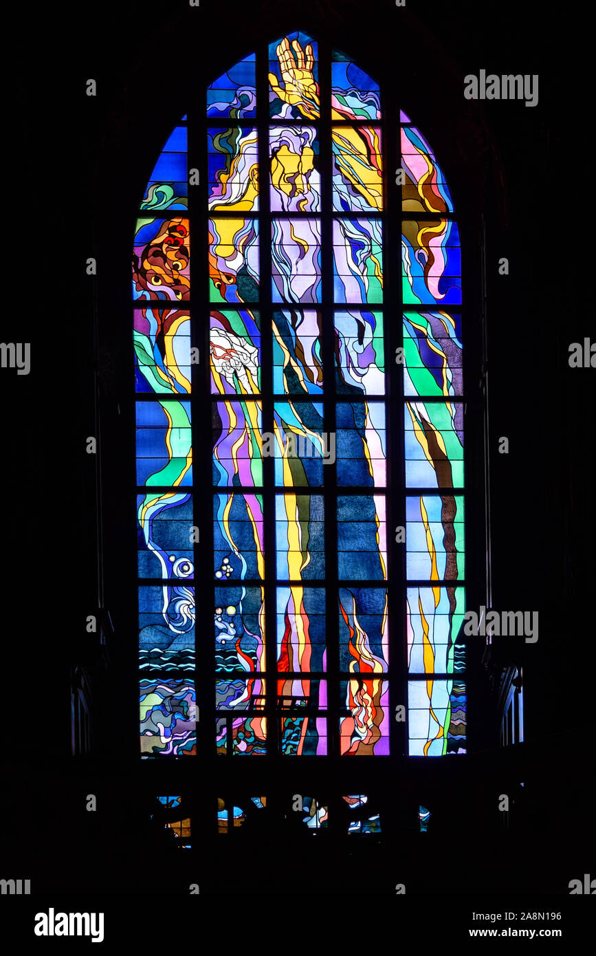 L art nouveau vetrata con il lavoro che Dio nell atto della creazione in San Francesco Basilica a Cracovia in Polonia Foto Stock