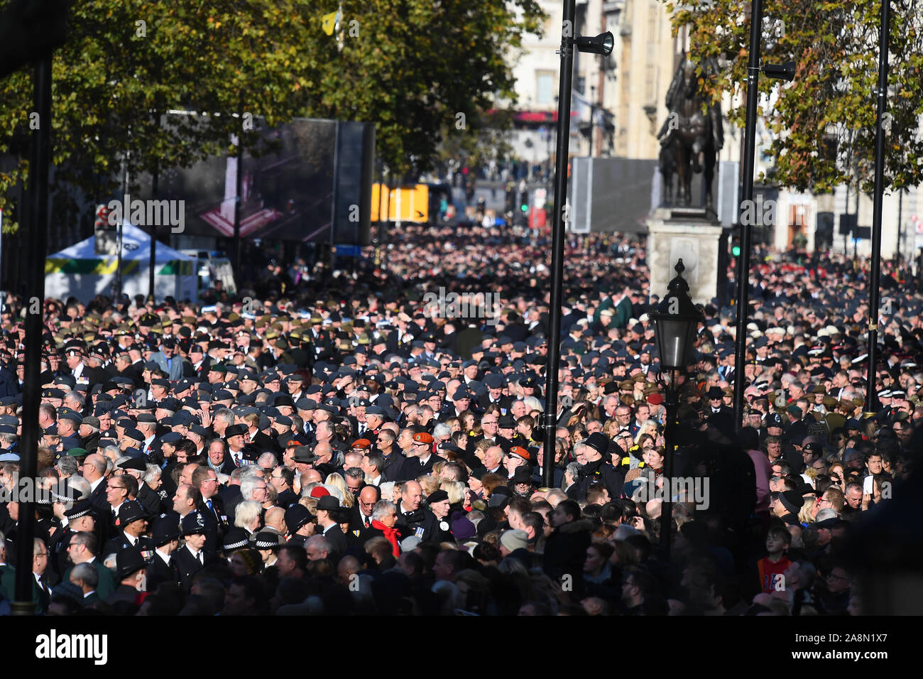 Veterani marzo passato durante il ricordo la domenica il servizio presso il Cenotafio memorial in Whitehall, Londra centrale. Foto Stock