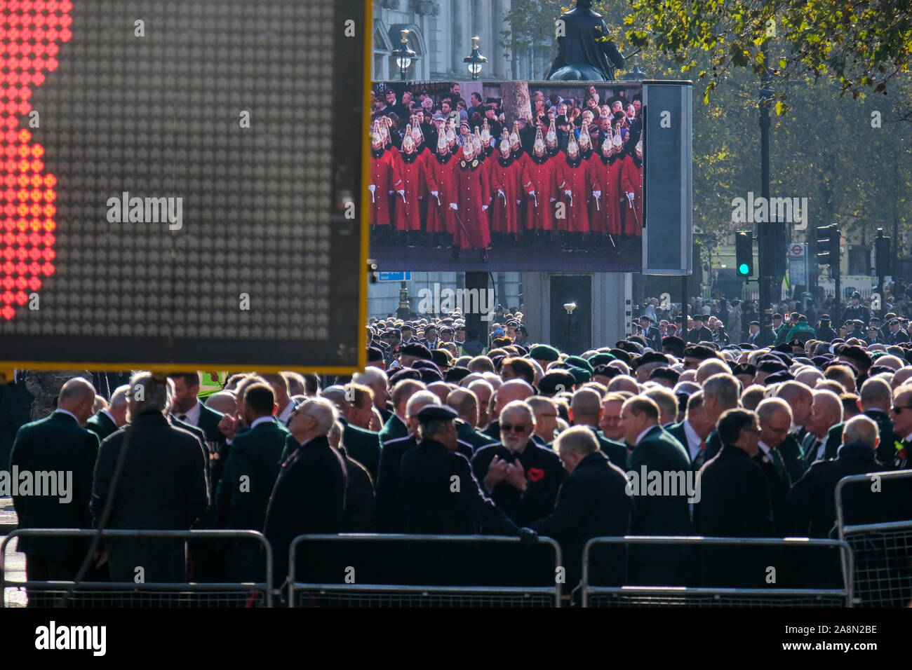 Whitehall, Londra, Regno Unito. Il 10 novembre 2019. Veterani in attesa su Whitehall a marzo passato il Cenotafio sul ricordo Domenica. Credito: Matteo Chattle/Alamy Live News Foto Stock