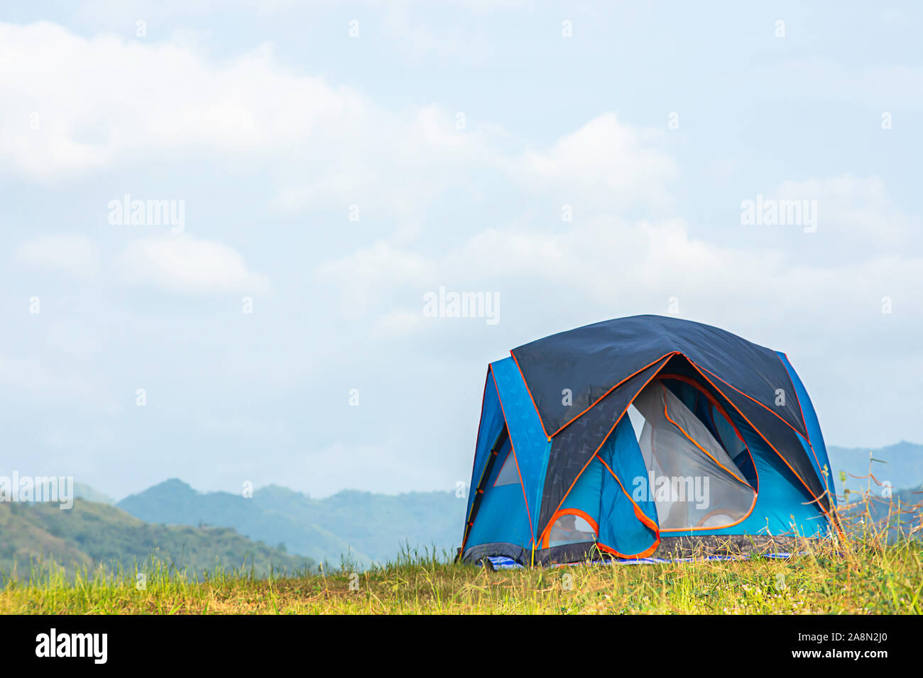 Tenda sul prato sullo sfondo delle montagne e del cielo Foto stock - Alamy
