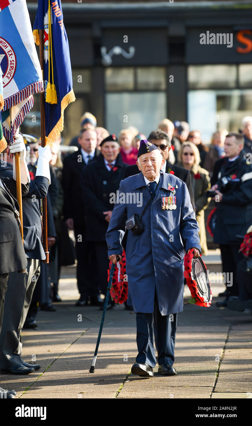 Brighton Regno Unito 10 novembre 2019 - Corona recante all'atto di ricordo service tenutasi a Brighton Memoriale di guerra con una parata e corona la cerimonia di posa : credito Simon Dack / Alamy Live News Foto Stock