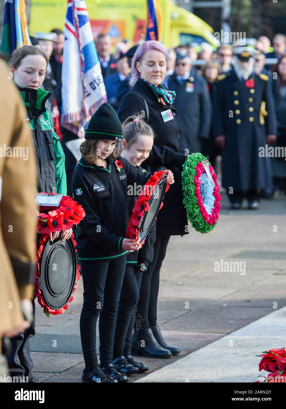 Brighton Regno Unito 10 novembre 2019 - Corona recante all'atto di ricordo service tenutasi a Brighton Memoriale di guerra con una parata e corona la cerimonia di posa : credito Simon Dack / Alamy Live News Foto Stock