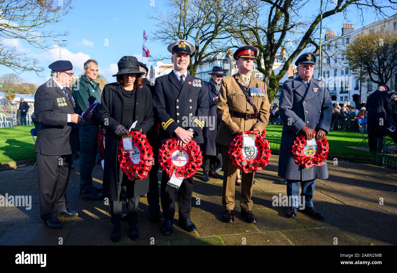 Brighton Regno Unito 10 novembre 2019 - Corona recante all'atto di ricordo service tenutasi a Brighton Memoriale di guerra con una parata e corona la cerimonia di posa : credito Simon Dack / Alamy Live News Foto Stock