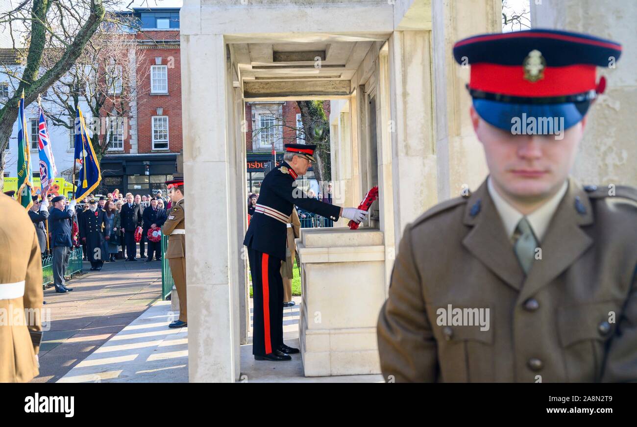 Brighton Regno Unito 10 novembre 2019 - Signor Pietro campo il Lord Luogotenente di East Sussex stabilisce una corona al atto di ricordo service tenutasi a Brighton Memoriale di guerra con una parata e corona la cerimonia di posa : credito Simon Dack / Alamy Live News Foto Stock