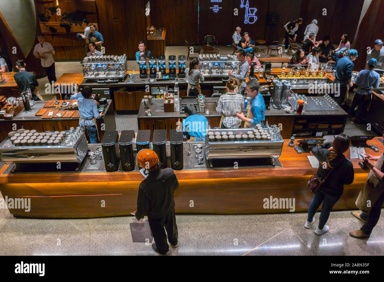 Shanghai, Cina, il più grande Starbuck's Cafe Interior Coffee House del mondo, shanghai starbucks Reserve, vista aerea delle esposizioni, sopra, persone che lavorano all'interno Foto Stock