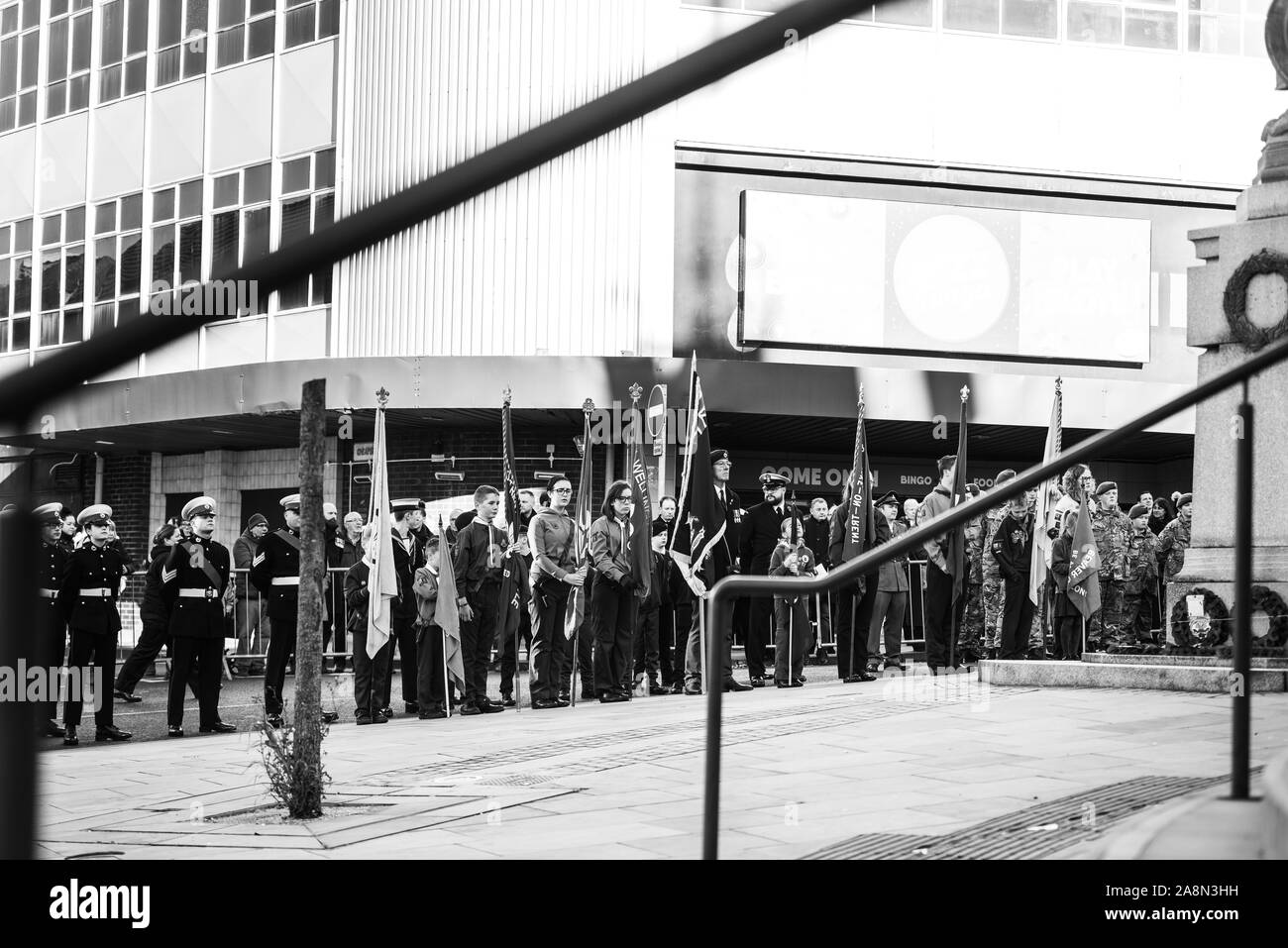 Veterano, passato e presente frequentare il giorno del ricordo, il giorno dell'armistizio parata nel centro di Stoke on Trent, Staffordshire Foto Stock