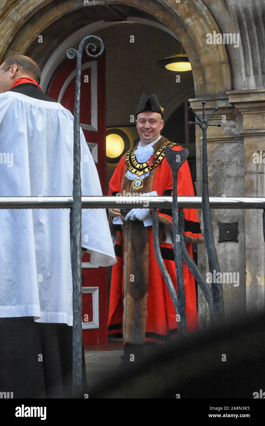 Il centro città di Swindon townhall10th Nov 2019 Il Swindon principali Kevin Perry in piedi fuori il municipio di pronto a pagare i suoi rispetti sul ricordo domenica Foto Stock