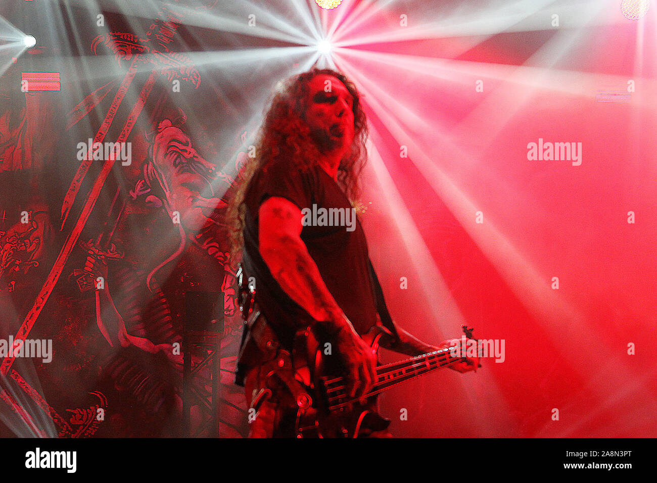 New York, Stati Uniti d'America. 9 Nov, 2019. Tom Araya suona con una cacciatrice al Madison Square Garden di New York sabato 9 novembre 2019. Foto di Dave Allocca/UPI Credito: UPI/Alamy Live News Foto Stock