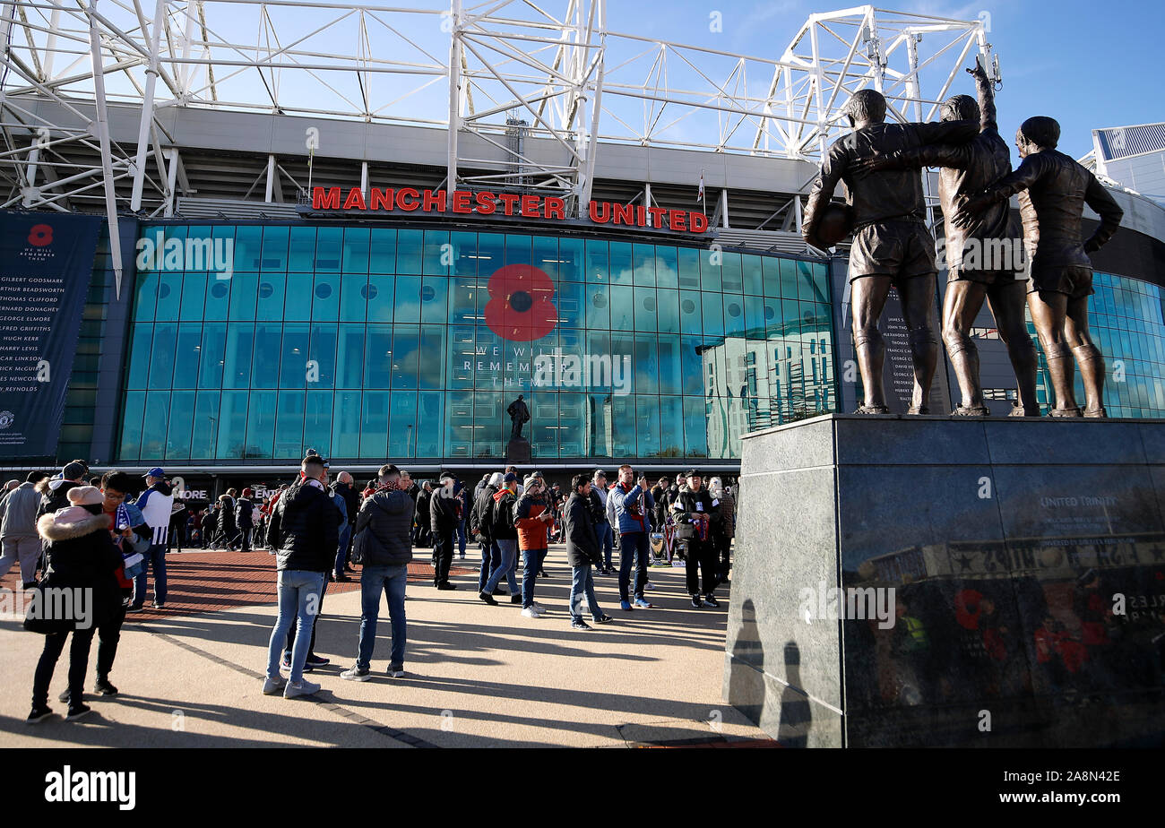Vista generale di fuori dallo stadio prima della Premier League a Old Trafford, Manchester. Foto Stock