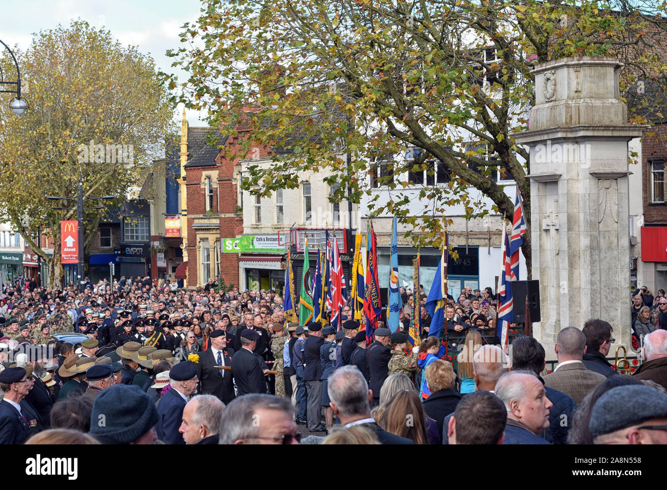 Città di Swindon 10 novembre 2019 la città di Swindon persone si riuniscono al di fuori il municipio di mostrare i loro aspetti sul ricordo domenica Foto Stock