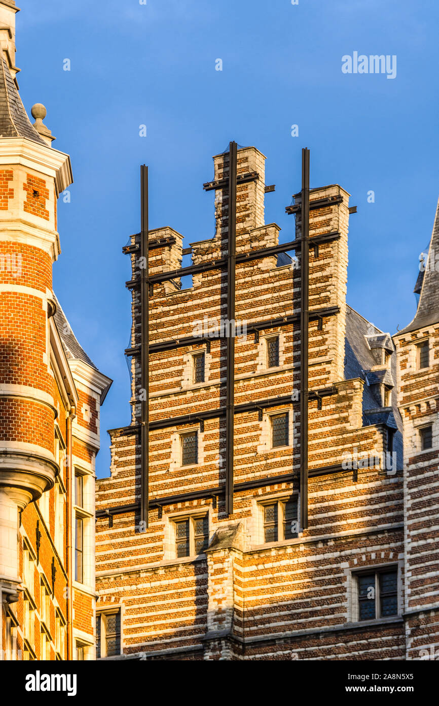 Vecchio stile olandese facciata di edificio rinforzato con travi - Willem Ogierplaats, Anversa, Belgio. Foto Stock