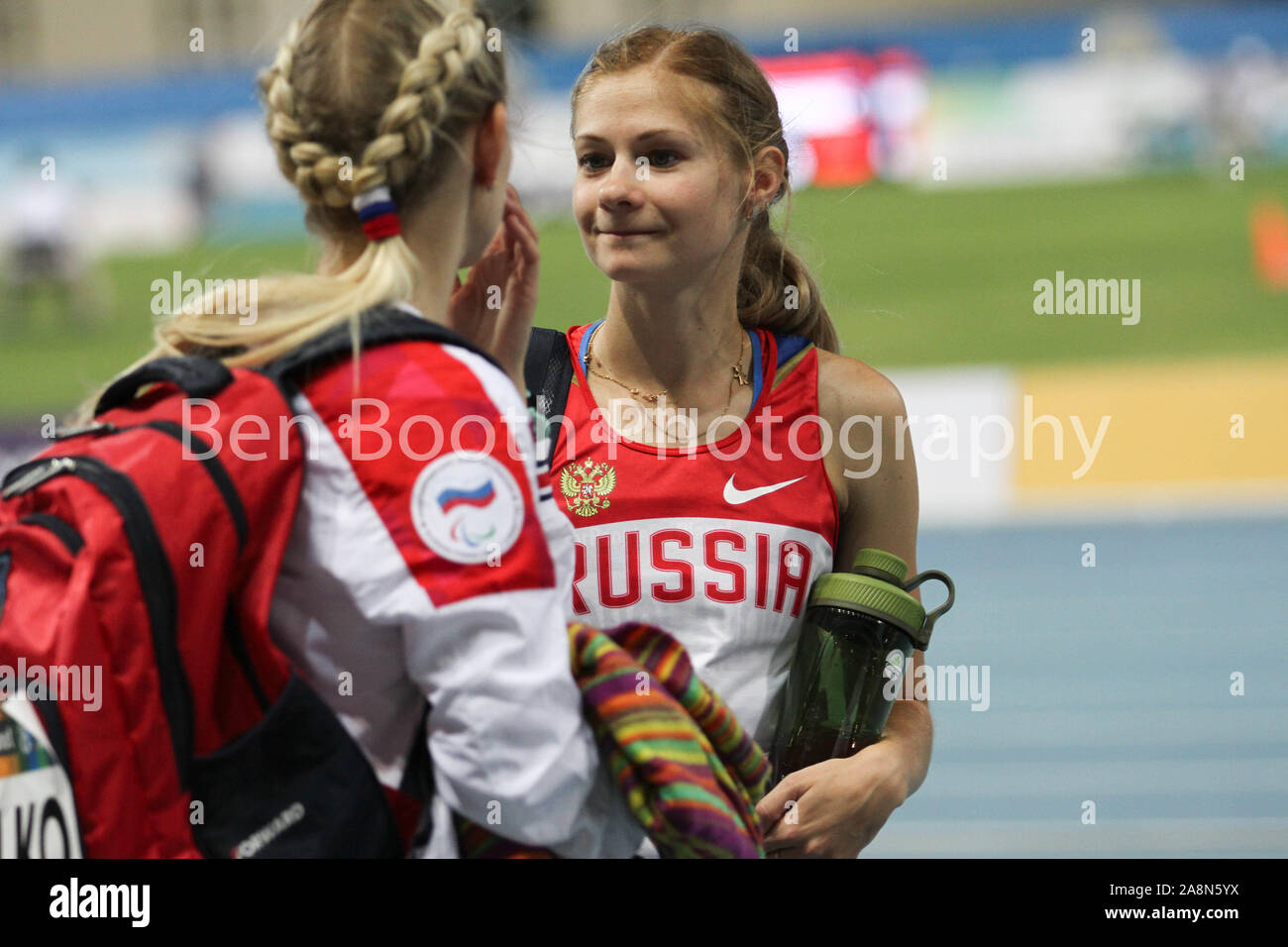 Magarita Goncharova (RUS) parla con un altro atleta dopo il suo salto in lungo T38 finale in Dubai Emirati Arabi Uniti. Credit:Ben Booth Foto Stock