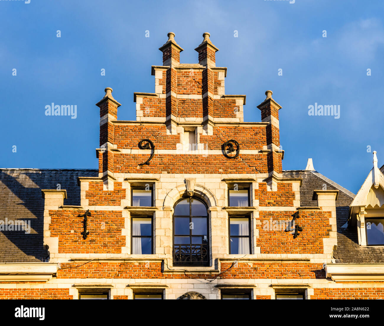 Vecchio stile olandese facciata di edificio con 1904 data - Willem Ogierplaats, Anversa, Belgio. Foto Stock