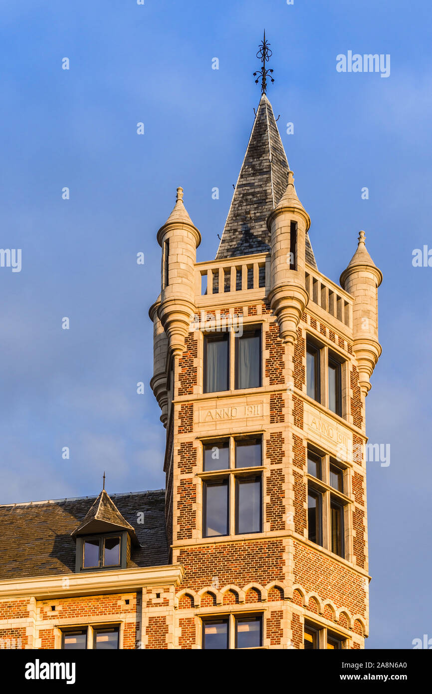 Torre sulla Olandese tradizionale edificio di stile - Willem Ogierplaats, Anversa, Belgio. Foto Stock