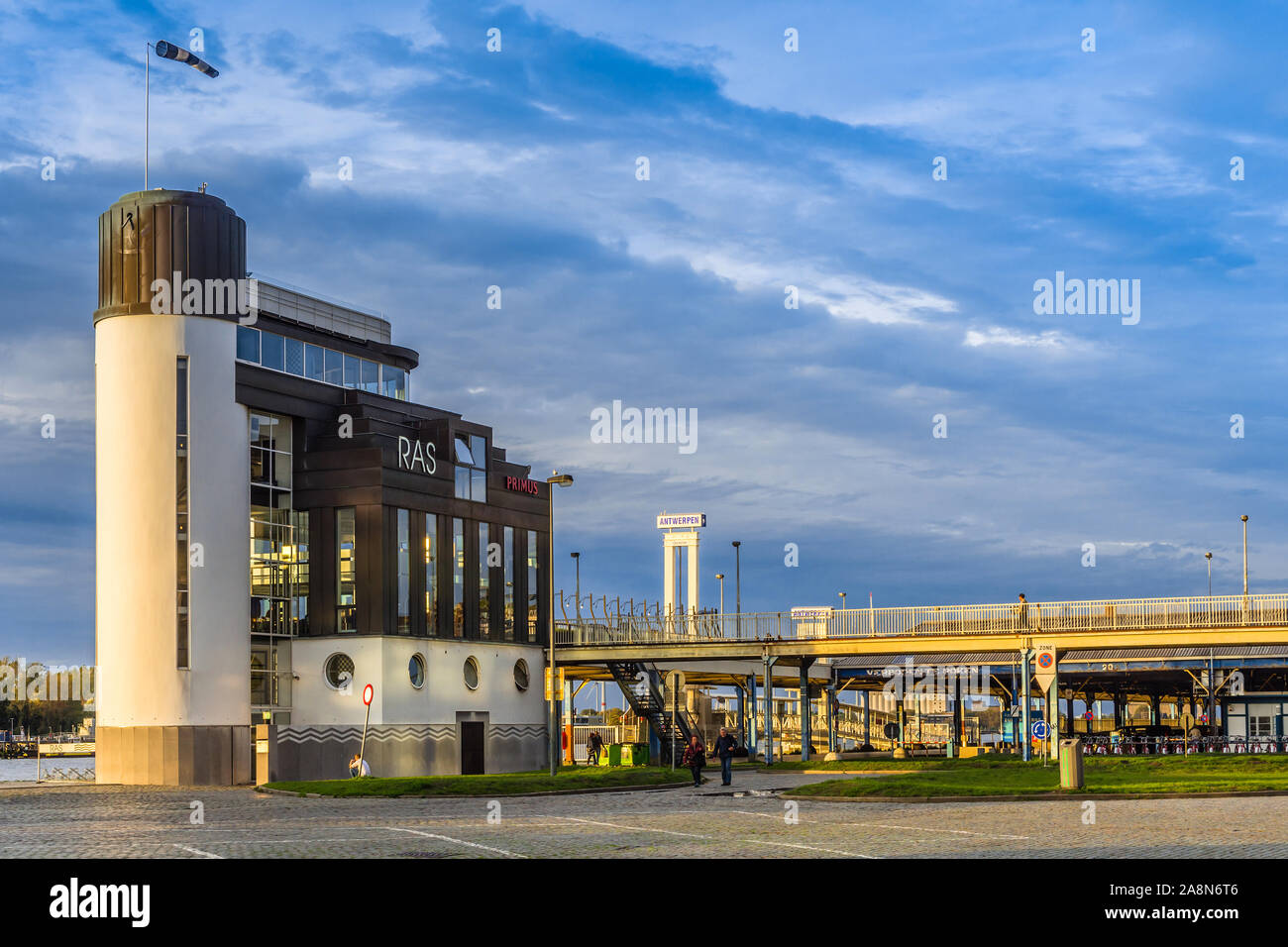 RAS (ristorante sul torrente) edificio sulla riva del fiume Schelda fluviale - Anversa, Belgio. Foto Stock