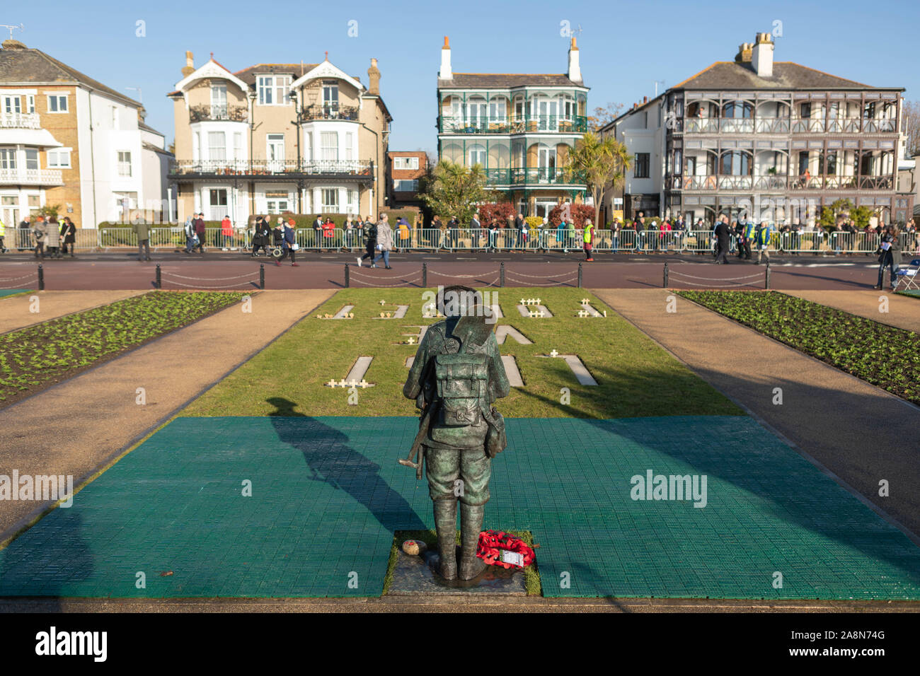 Southend on Sea, Regno Unito. Decimo Nov, 2019. Giorno del Ricordo il servizio presso il cenotafio di Southend, Clifftown Parade, davanti al progettato Lutyens Memoriale di guerra. Il servizio è frequentato da dignitari locali, tra cui il sindaco Southend ed entrambi i parlamentari locali, Sir David Amess e James Dudderidge. Penelope Barritt/Alamy Live News Foto Stock