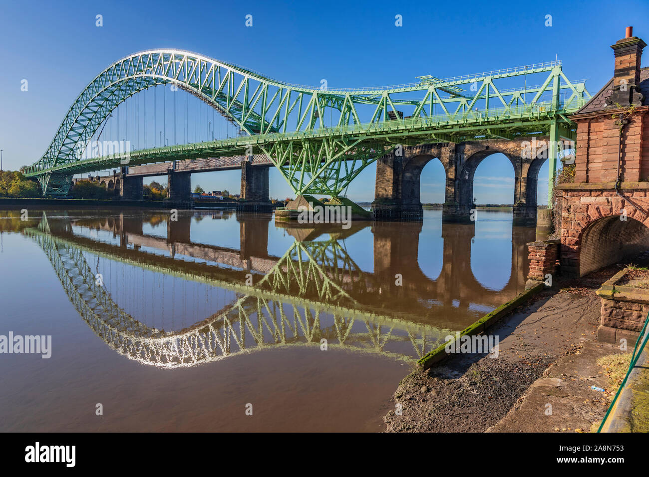 Restaurato di recente ponte di Queensway si riflette nel fiume Mersey a Widnes. Foto Stock