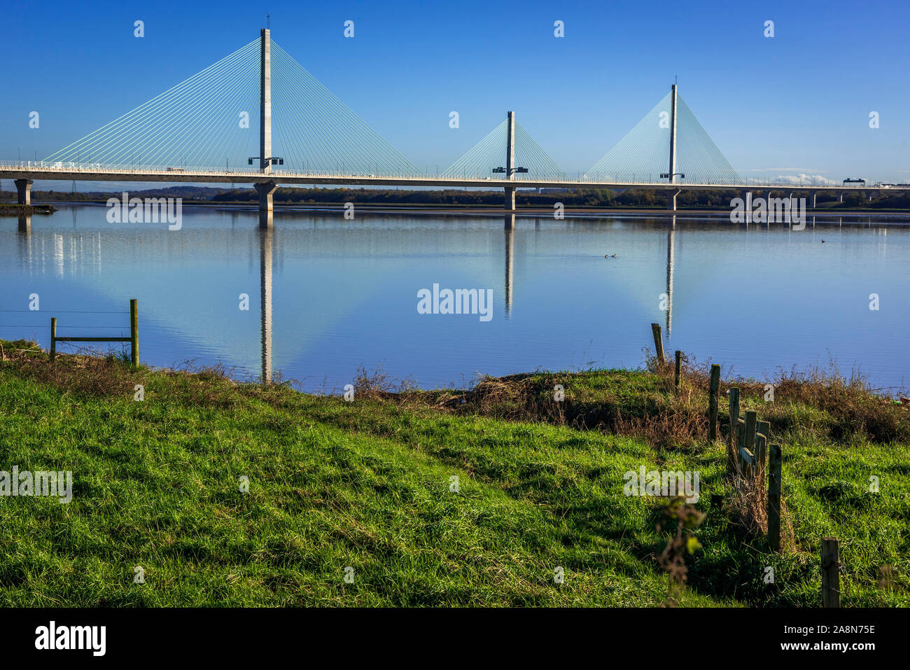 Il nuovo ponte Gateway si riflette nel fiume Mersey a Widnes. Foto Stock