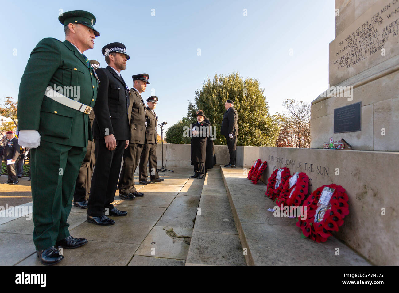 Southend on Sea, Regno Unito. Decimo Nov, 2019. Giorno del Ricordo il servizio presso il cenotafio di Southend, Clifftown Parade, davanti al progettato Lutyens Memoriale di guerra. Il servizio è frequentato da dignitari locali, tra cui il sindaco Southend ed entrambi i parlamentari locali, Sir David Amess e James Dudderidge. Penelope Barritt/Alamy Live News Foto Stock