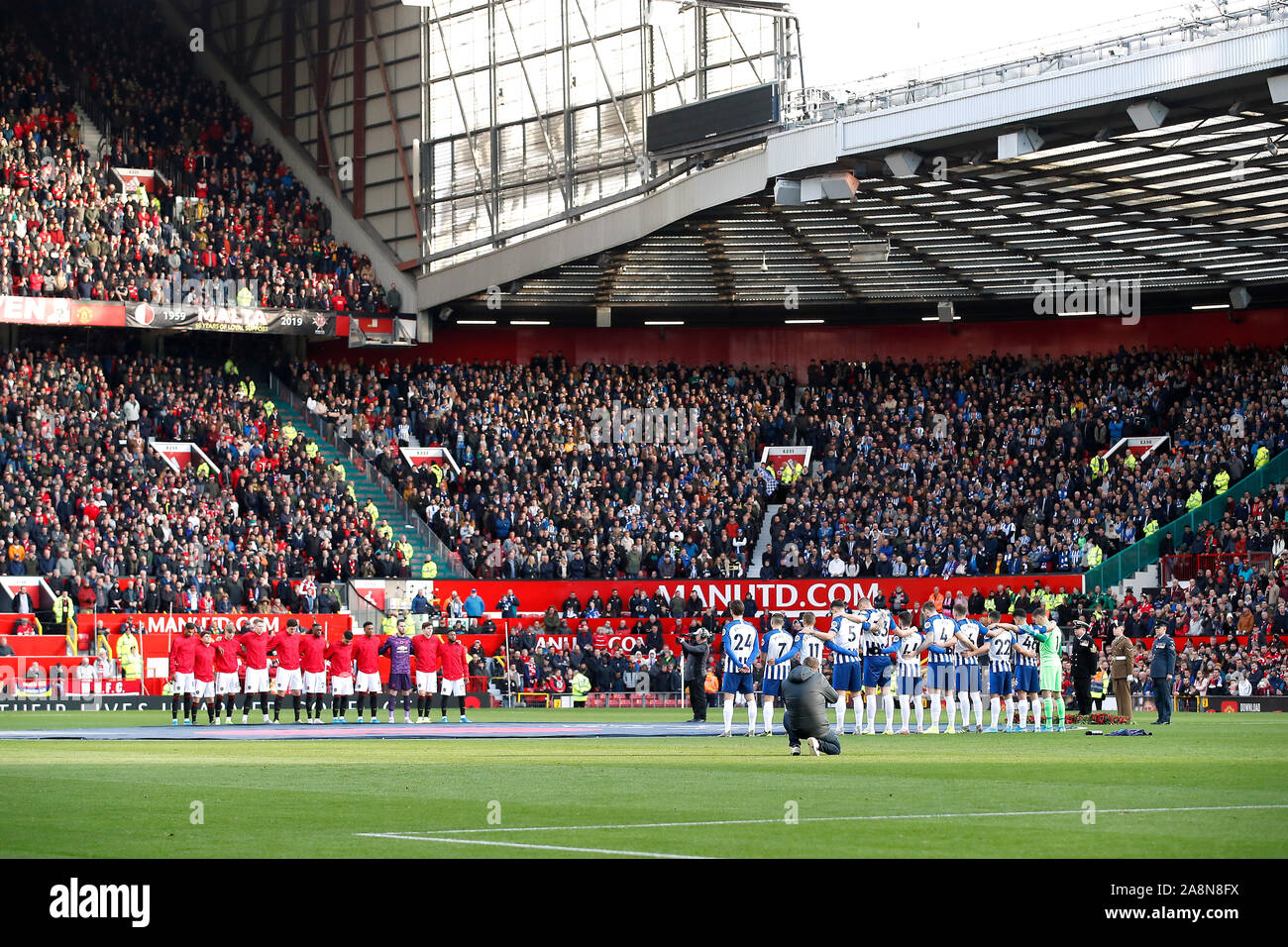 Il Manchester United e Brighton e Hove Albion durante un minuto di silenzio prima di kick-off durante il match di Premier League a Old Trafford, Manchester. Foto Stock