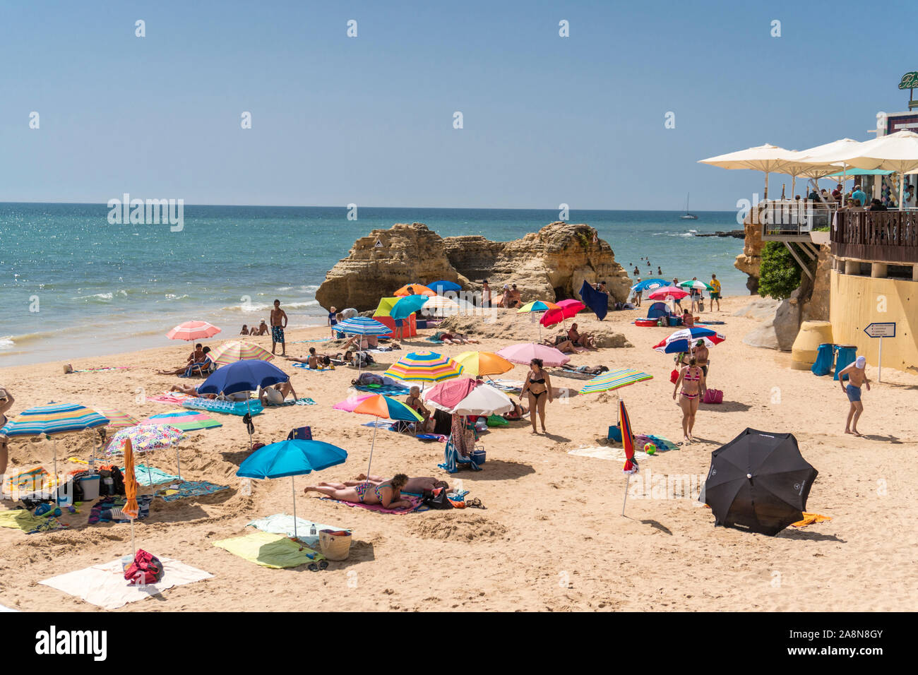 Europa, Portogallo, Algarve, Strandleben, Praia dos Olhos de Agua Foto Stock